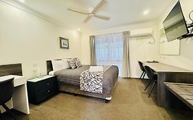 Ten Dollar Town Motel